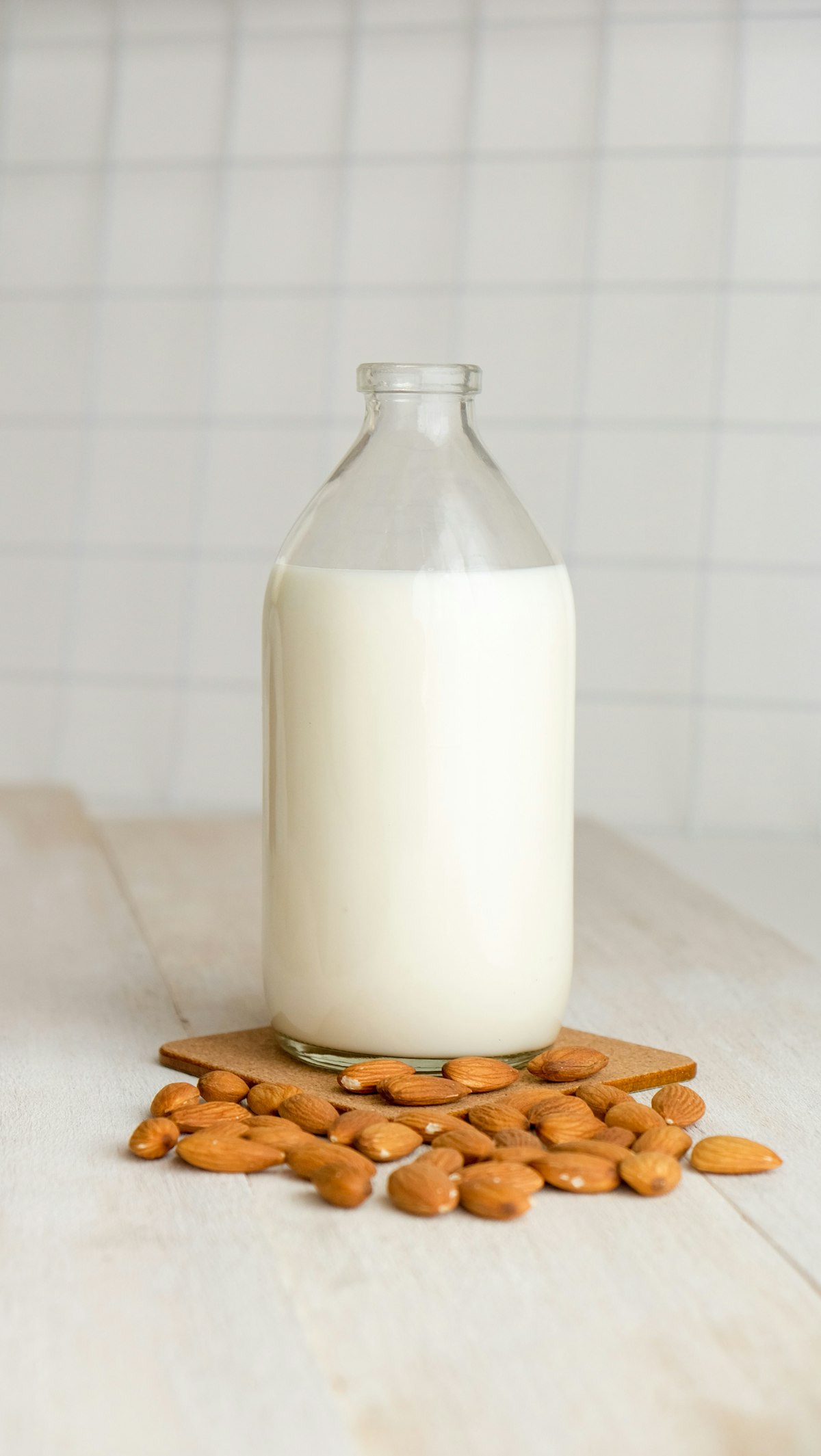 ガラス瓶に入った牛乳とアーモンド